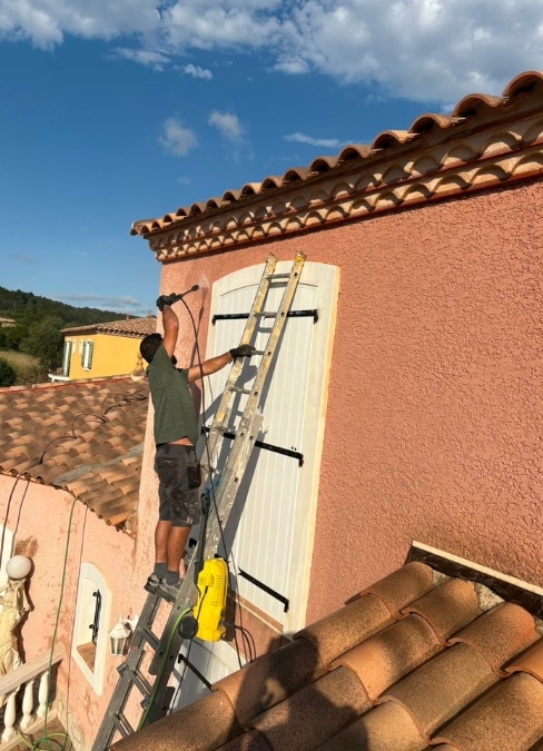Traitement et nettoyage en profondeur d'une façade dégradée par les intempéries et les salissures
